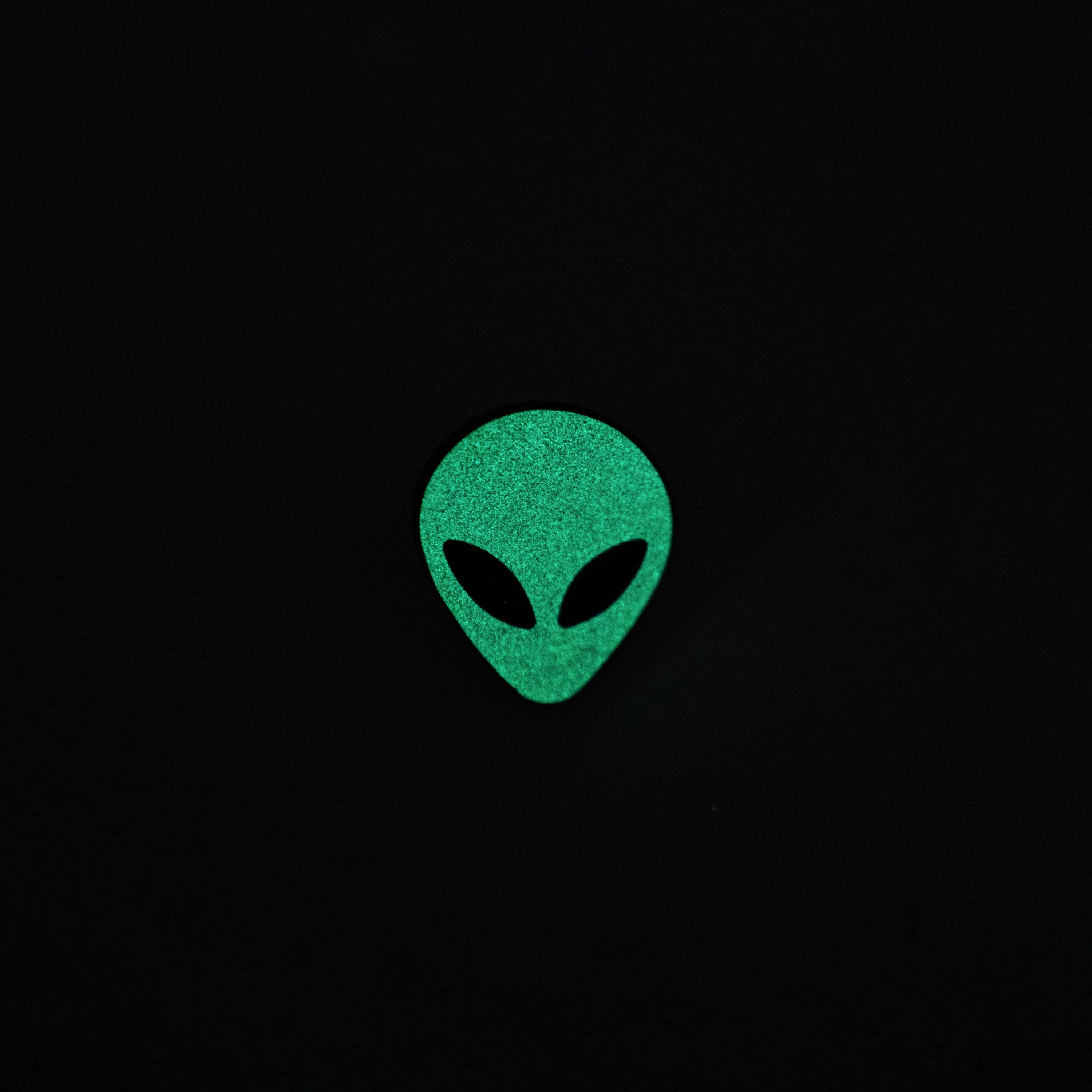 Alien Head Glow In The Dark Enamel Pin - Image 2